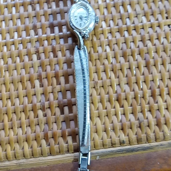 Ladies Bulova watch in box, 10 kt. Gold Lady Bulova Petite - Picture 10 of 16